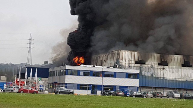 bâtiment de recyclage en feu