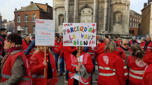 Manifestants brandissant des pancartes place Sainte Véronique à Liège