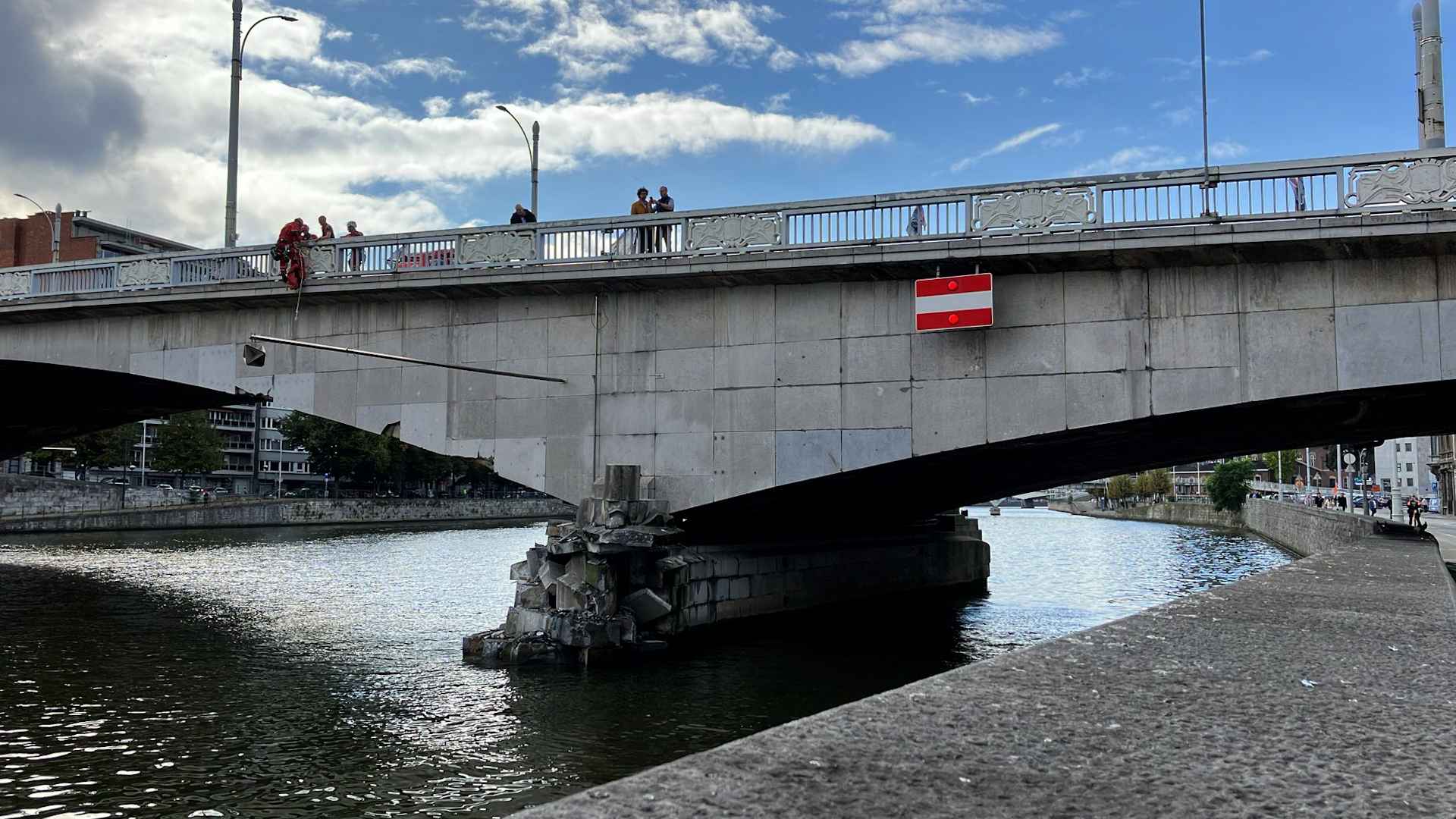 Collision entre une péniche et le pont des Arches: la stabilité n'est pas remise en cause