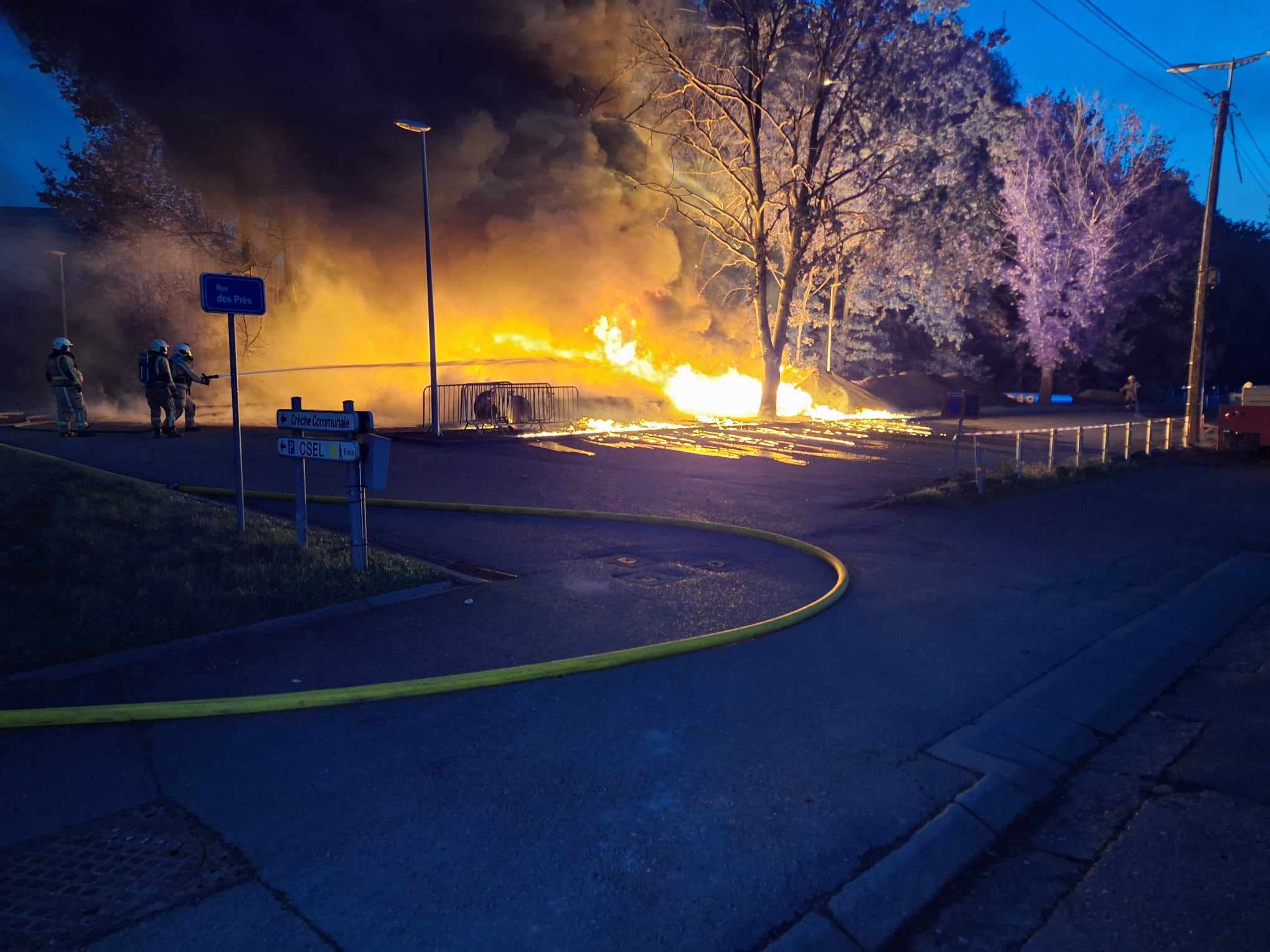 Waremme : des rouleaux de gazon synthétique en feu