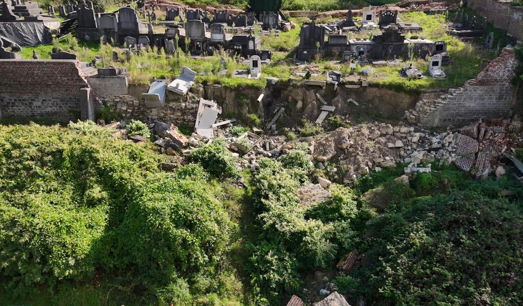 Quatre mois après les inondations, le cimetière de Souverain-Wandre est toujours dans le même état