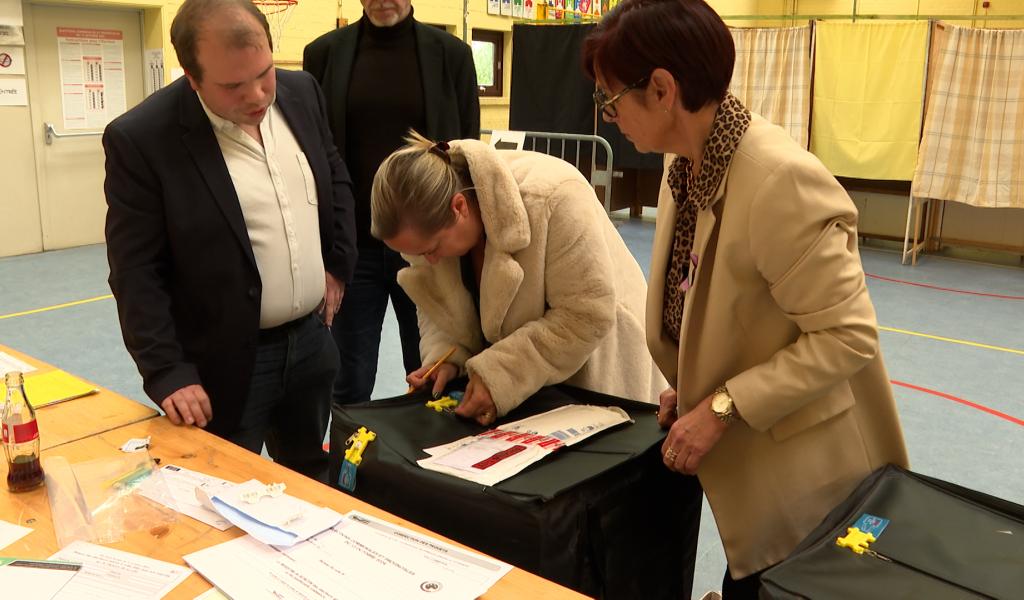 Fermeture d'un bureau de vote et début de dépouillement à Berloz