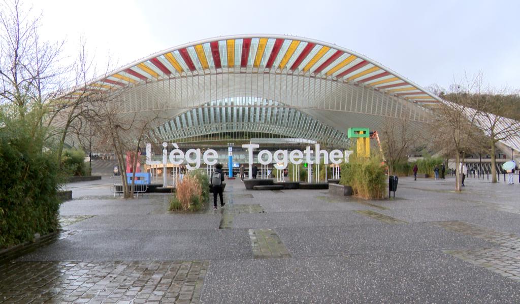 Le démontage de l'œuvre de Buren sur la gare des Guillemins sera suspendu... jusqu'en 2025.