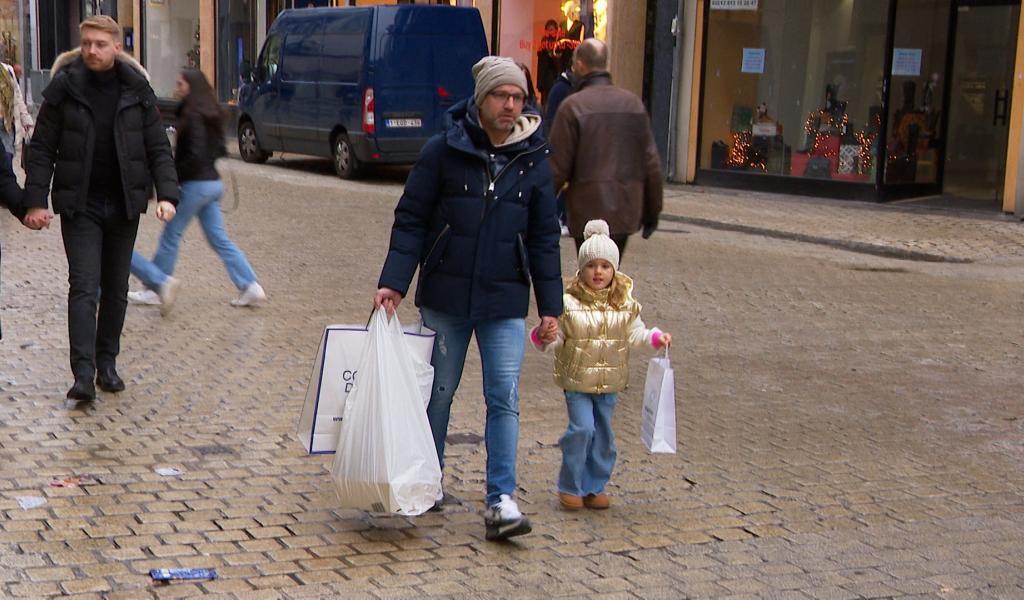 Derniers achats dans les rues de Liège à la veille de Noël