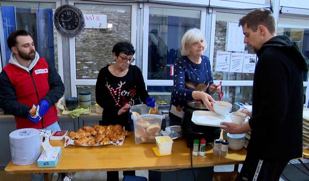 Un repas de fête offert par les bénévoles de la Croix-Rouge de Liège