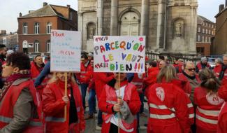 Manifestants brandissant des pancartes place Sainte Véronique à Liège