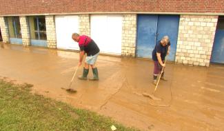 Des enfants évacués suite aux inondations à Geer.