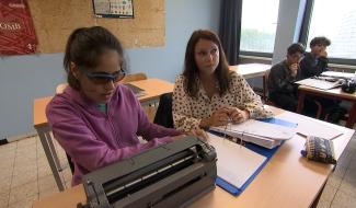 Asmin et sa logopède Lydie en cours de mathématiques