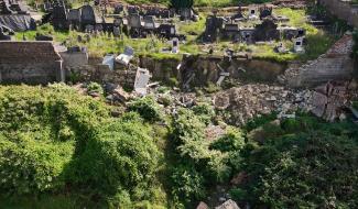 Quatre mois après les inondations, le cimetière de Souverain-Wandre est toujours dans le même état