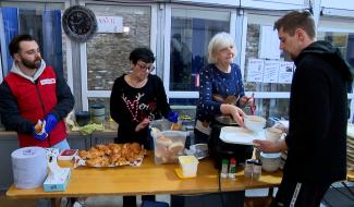 Un repas de fête offert par les bénévoles de la Croix-Rouge de Liège