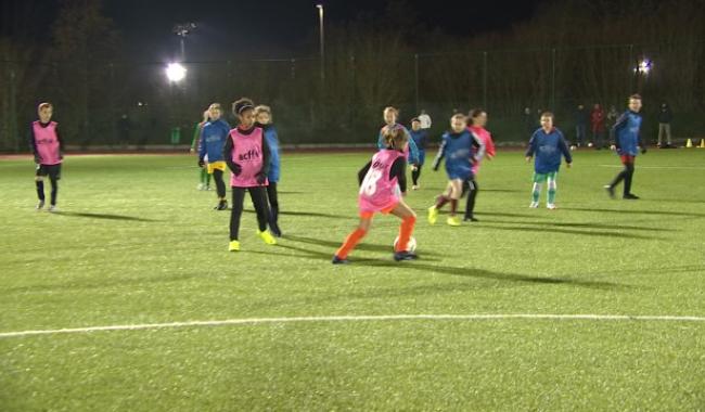 Le football attire toujours plus de filles 