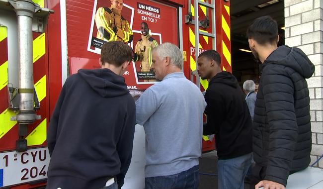 Des élèves en travaux pratiques à la caserne de Huy