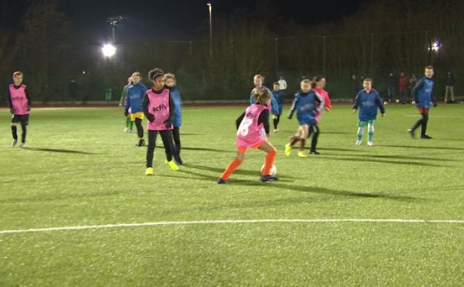 Le football attire toujours plus de filles 