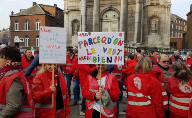 Manifestants brandissant des pancartes place Sainte Véronique à Liège