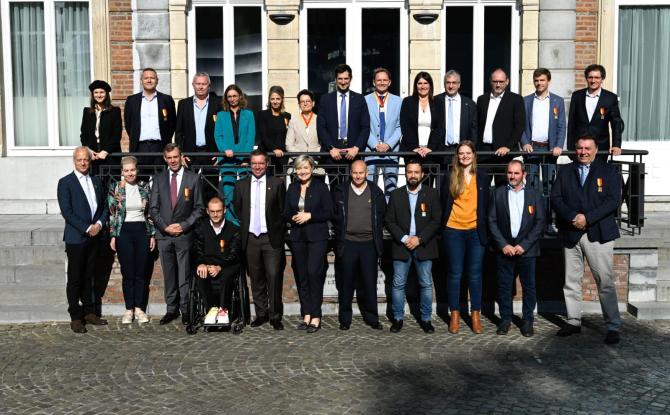 Les lauréats des Mérites Wallons posent avec leur médaille.