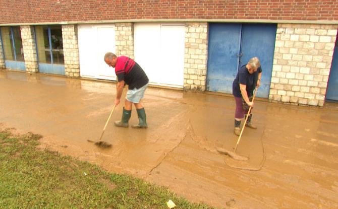 Des enfants évacués suite aux inondations à Geer.