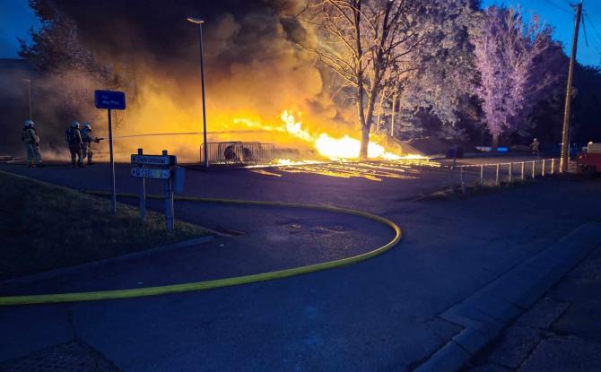 Waremme : des rouleaux de gazon synthétique en feu