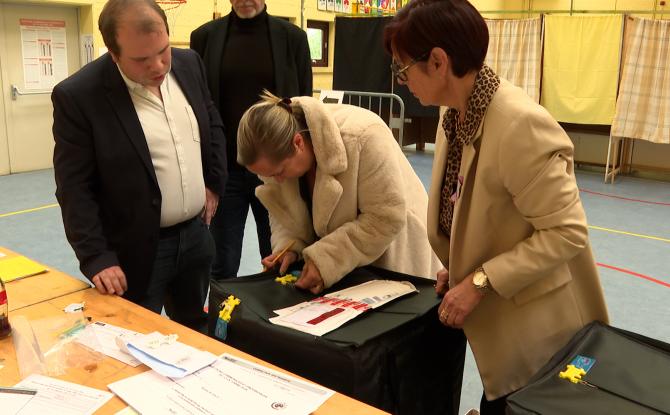 Fermeture d'un bureau de vote et début de dépouillement à Berloz