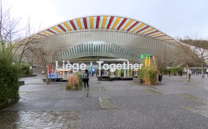 Le démontage de l'œuvre de Buren sur la gare des Guillemins sera suspendu... jusqu'en 2025.