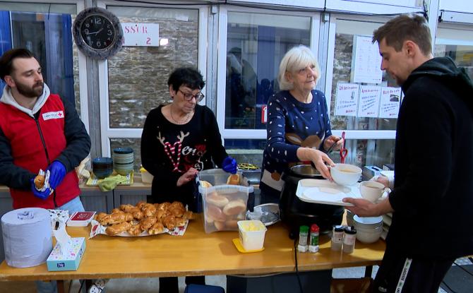 Un repas de fête offert par les bénévoles de la Croix-Rouge de Liège